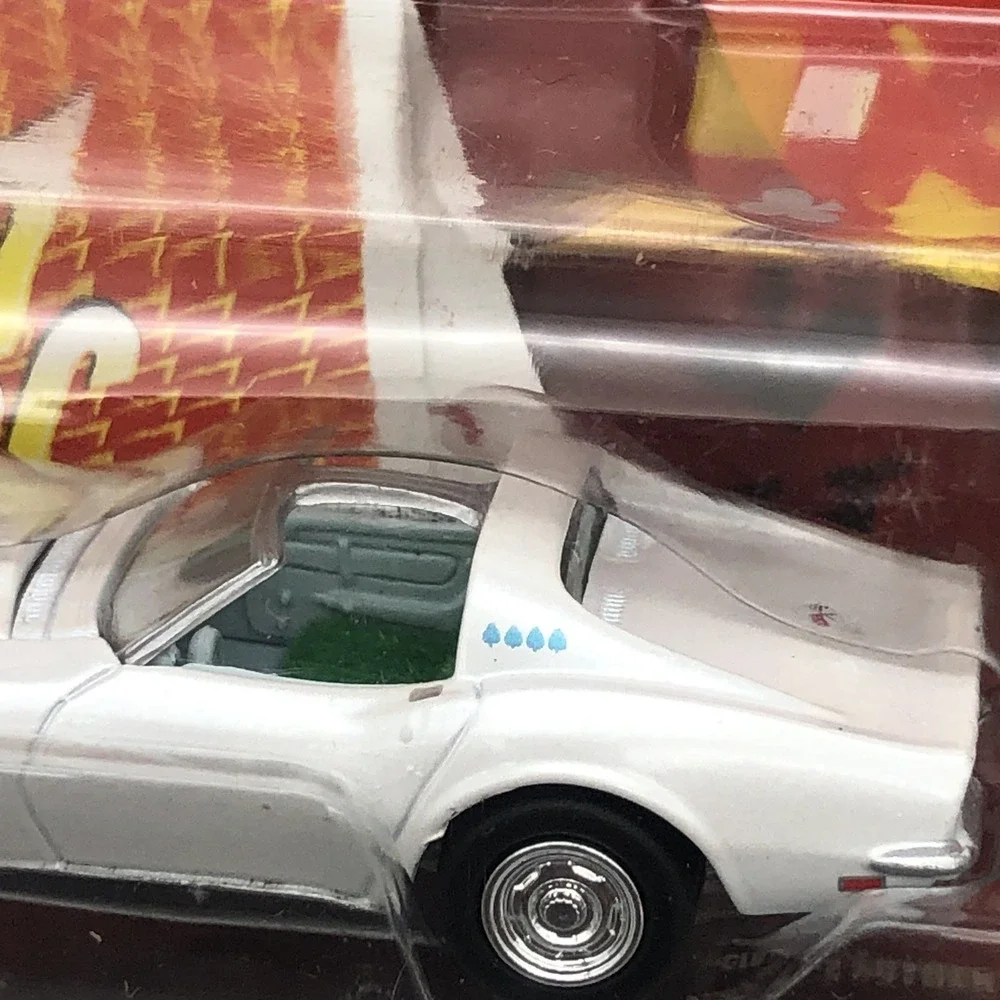 Johnny Lightning Poker 1968 Chevrolet Corvette White Diecast‎ 1/64 w/ Poker Chip